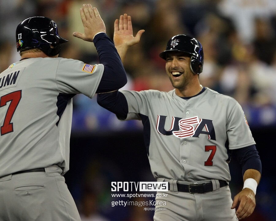 ▲ 마크 데로사(오른쪽)가 2023년 WBC에서 미국 대표팀 감독을 맡는다.