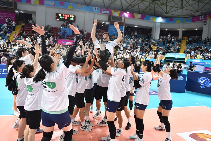 ▲GS 칼텍스 차상현 감독이 20일 순천팔마체육관에서 열린 한국도로공사와 컵대회 결승전에서 우승한 뒤 헹가래를 받고 있다. ⓒKOVO