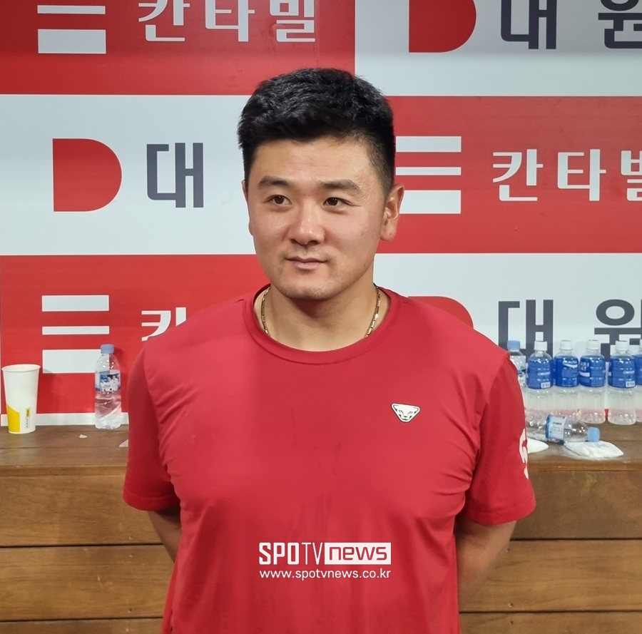 ▲ 인터뷰 중인 SSG 랜더스 내야수 최주환. ⓒ고척, 박정현 기자