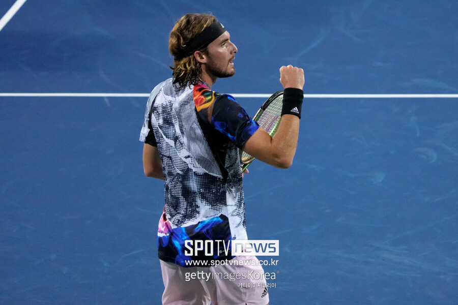 ▲ 스테파노스 치치파스가 2022 ATP 투어 웨스턴 앤 서던 오픈 단식 준결승전에서 득점을 올린 뒤 주먹을 불끈 쥐고 있다.