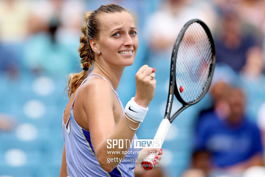 ▲ 페트라 크비토바가 2022 WTA 투어 웨스턴 앤 서던 오픈 결승 진출을 확정한 뒤 기뻐하고 있다.