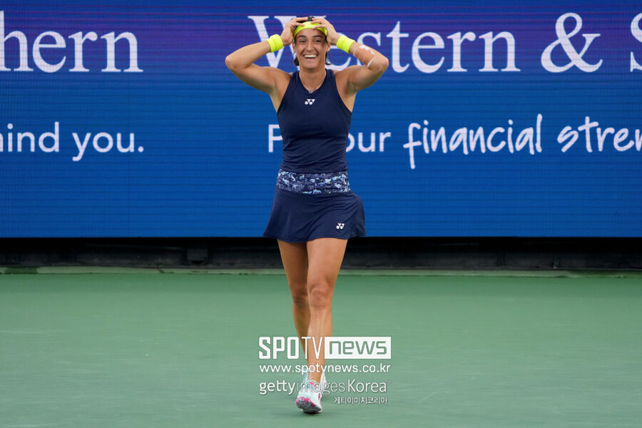 ▲ 캐롤라인 가르시아가 2022 WTA 투어 웨스턴 앤 서던 오픈 단식 결승 진출에 성공한 뒤 기뻐하고 있다.