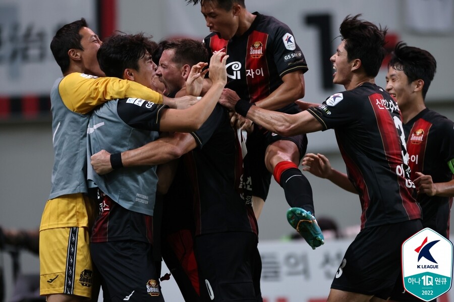 ▲ 골을 넣고 선수단과 기뻐하는 서울 일류첸코. ⓒ한국프로축구연맹