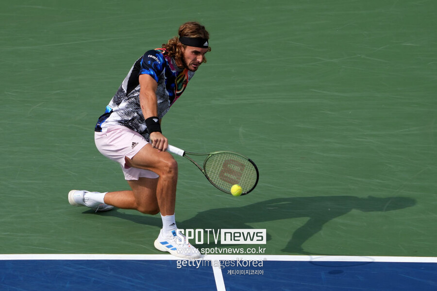 ▲ 스테파노스 치치파스가 2022 ATP 투어 웨스턴 앤 서던 오픈 결승전에서 경기를 펼치고 있다.