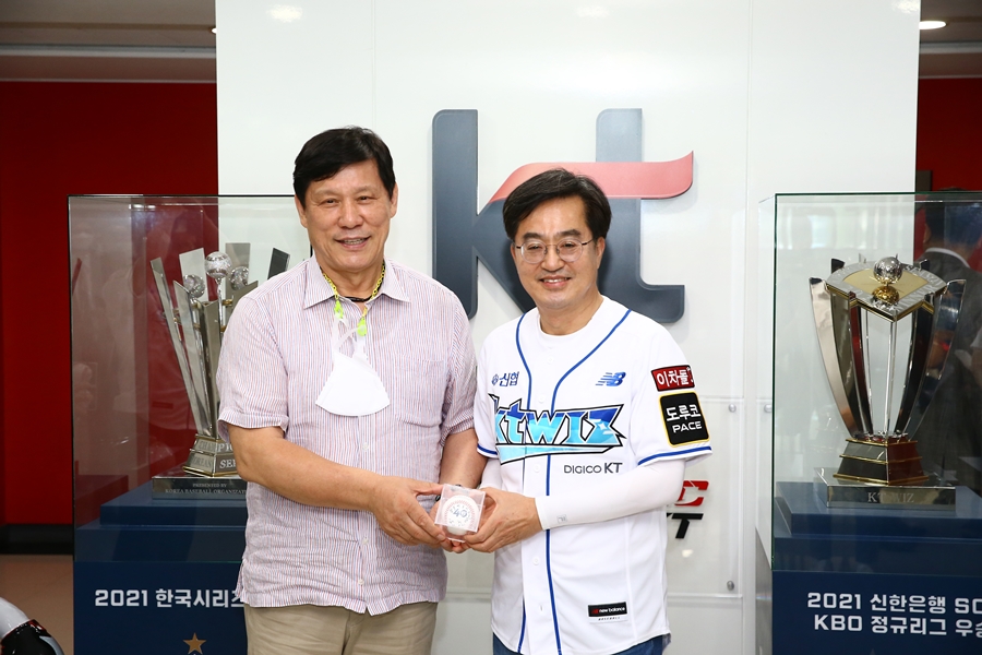 ▲ 김동연 경기도지사와 허구연 KBO 총재(왼쪽)는 21일 수원 KT 위즈파크에서 만나 경기도 야구 발전 방향에 대해 깊이 있는 논의를 나눴다.  ⓒKBO
