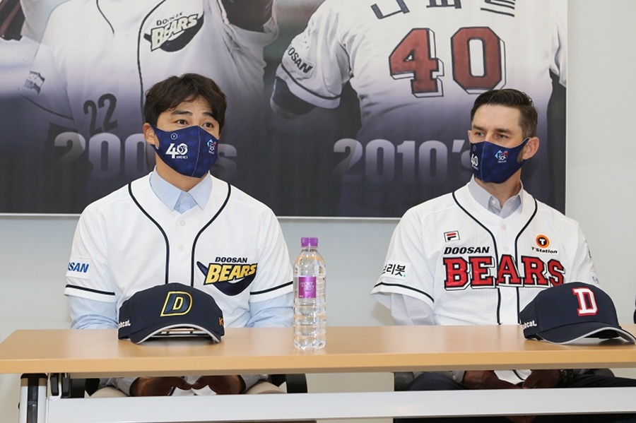 ▲ 23일 시구, 시포 행사를 갖는 더스틴 니퍼트(왼쪽)과 홍성흔. ⓒ두산 베어스