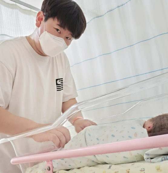 김철민, 아빠 됐다…"코로나19 이겨낸 아내와 딸, 고맙고 사랑해"