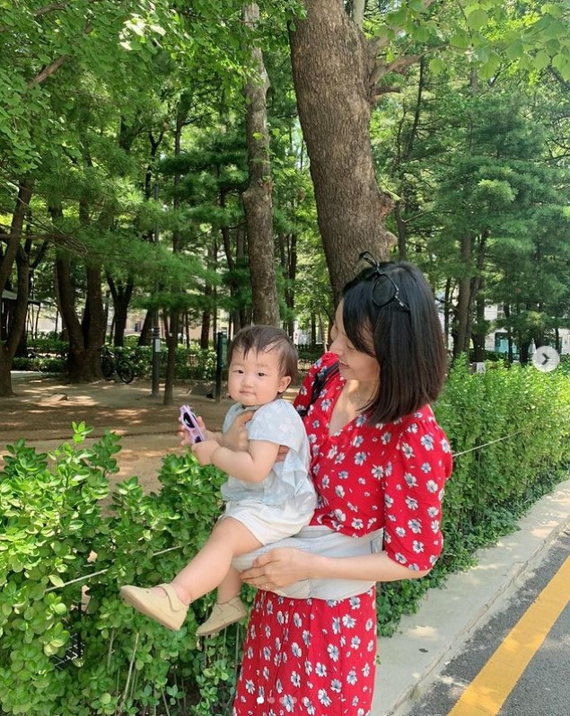 '검사♥' 한지혜, 고열로 의식 잃었던 딸 근황 "다행히 잘 먹고 잘 놀아" 안도