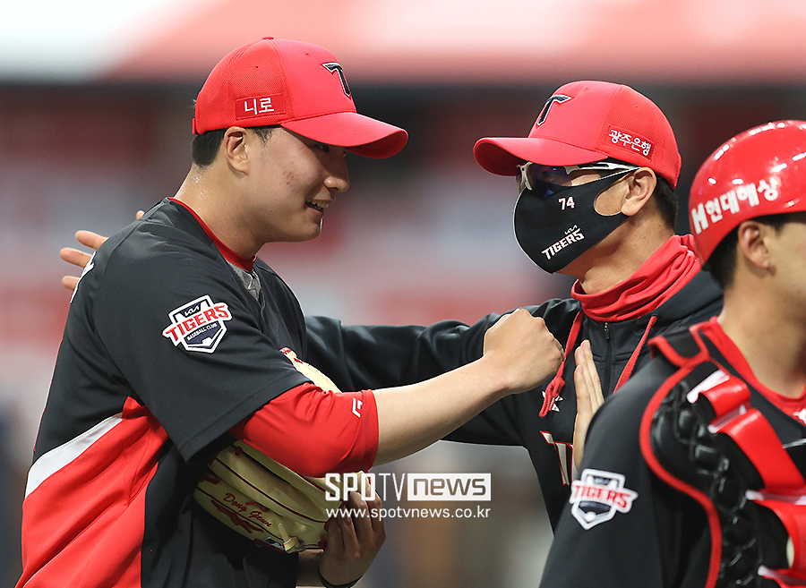 ▲ KIA 타이거즈 투수 정해영(왼쪽)과 김종국 감독. ⓒ곽혜미 기자