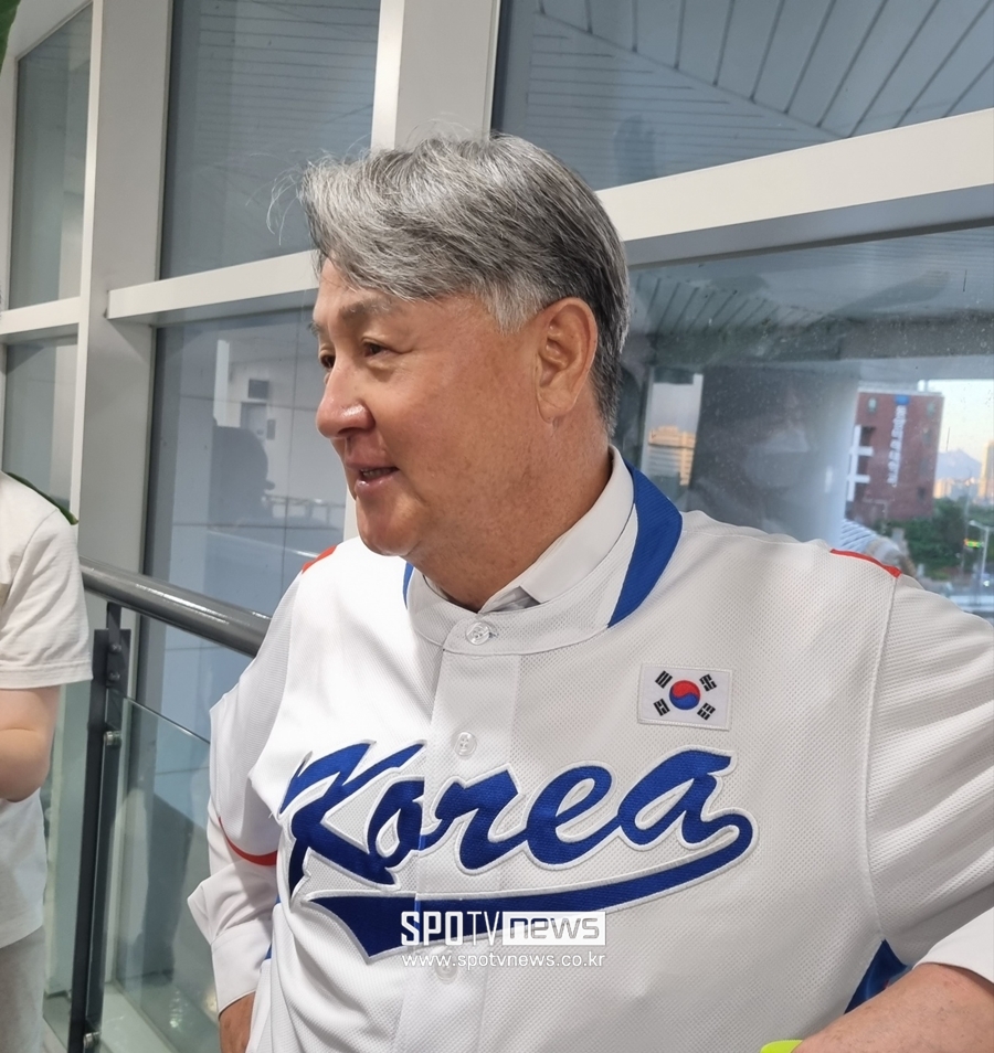 ▲ 인터뷰 중인 김경문 감독. ⓒ고척, 박정현 기자