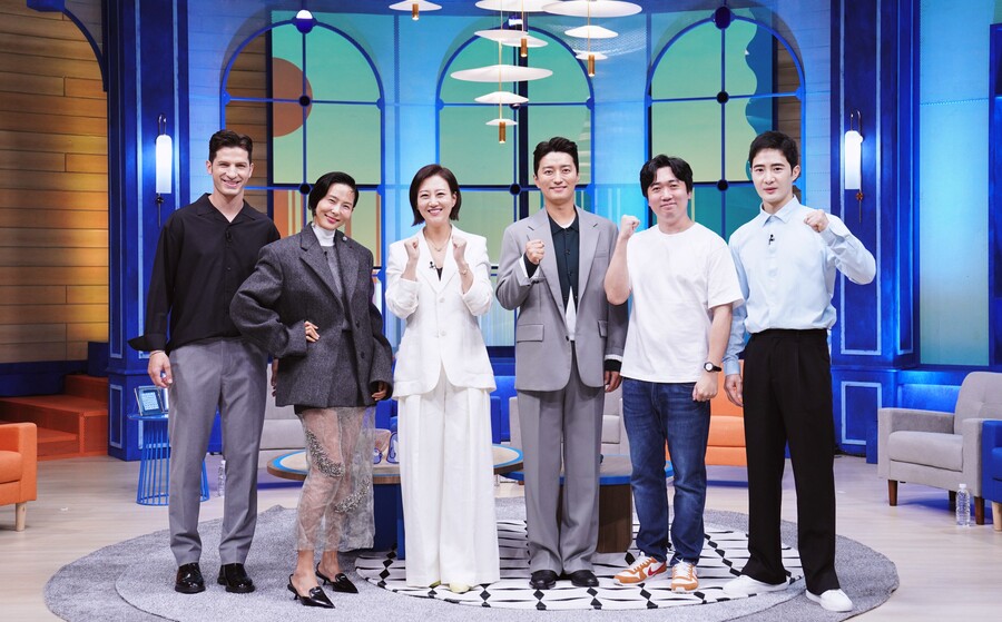 ▲ MBC 예능 '물 건너온 아빠들' 제작발표회. 왼쪽부터 알베르토, 김나영, 장윤정, 인교진, 임찬PD, 쟈오리징. 제공|MBC