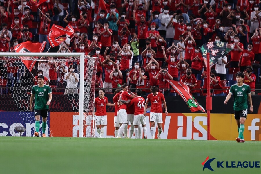 ▲ 우라와가 25일 전북 현대전에서 환호하고 있다 ⓒ한국프로축구연맹