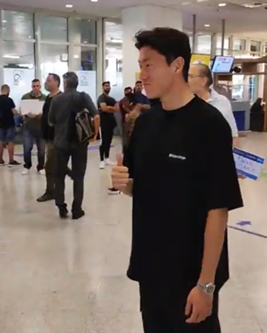 ▲ 24일(한국시간) 그리스 공항에서 기념촬영하고 있는 황의조. ⓒ트위터 캡처
