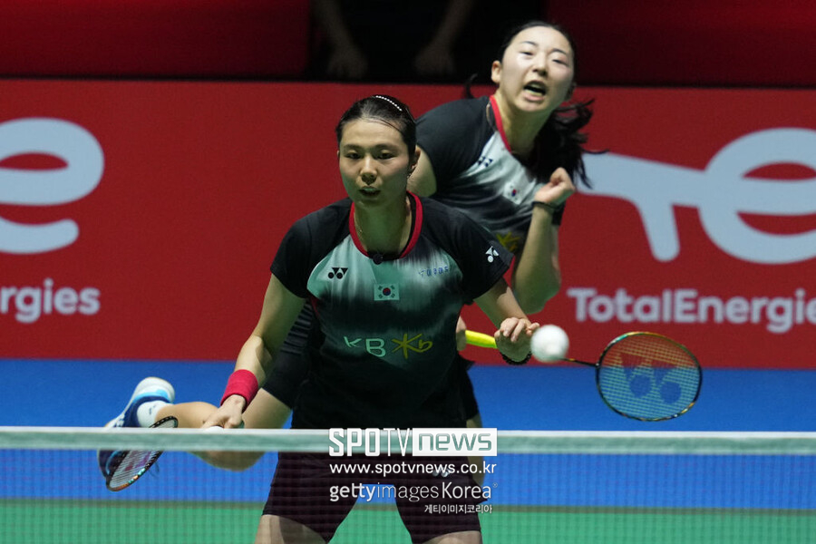 ▲ 2022 BWF 세계개인선수권대회 여자 복식에서 경기를 펼치고 있는 김소영(앞)과 공희용