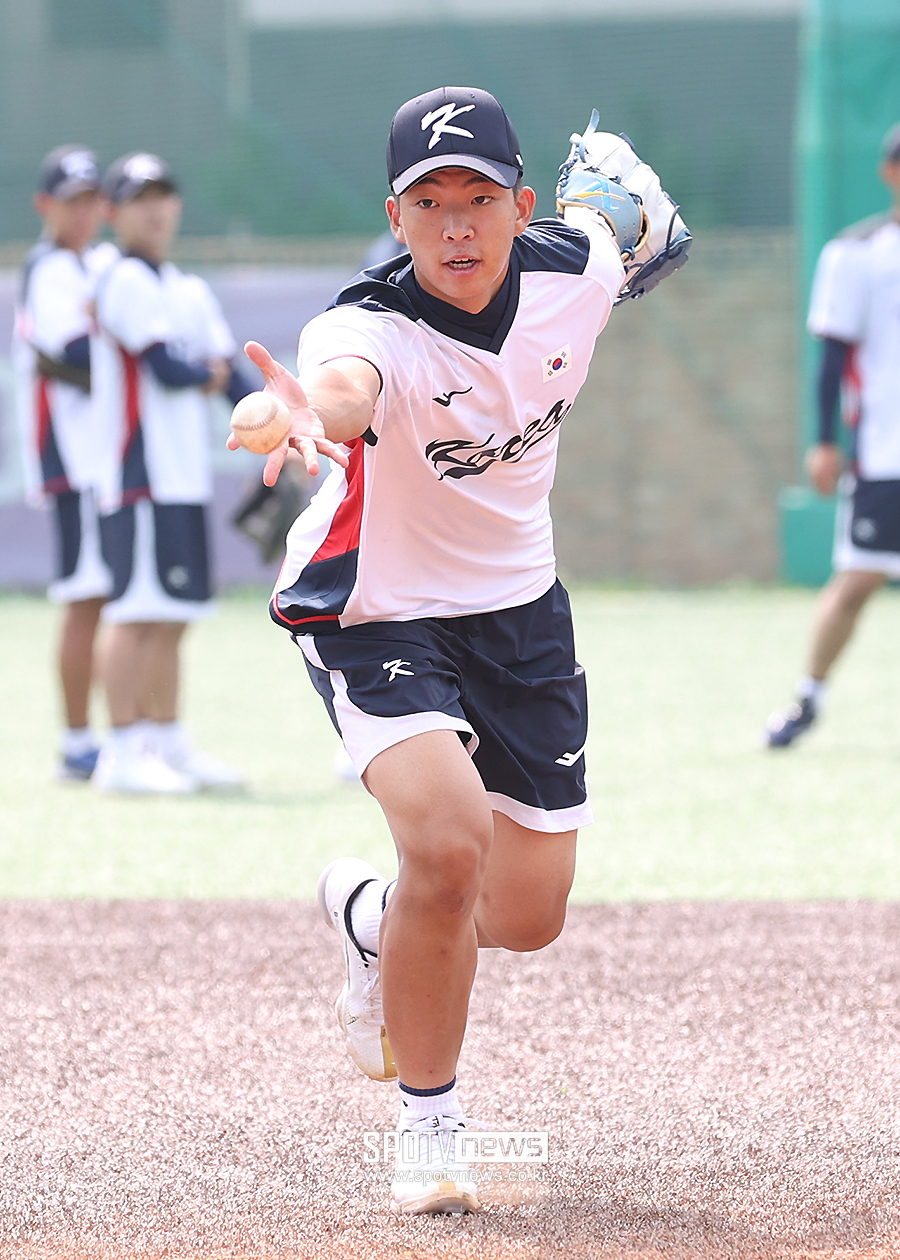 ▲ U-18 국가대표 김민석이 26일 배명고에서 1루수 훈련을 소화하고 있다. ⓒ잠실, 곽혜미 기자