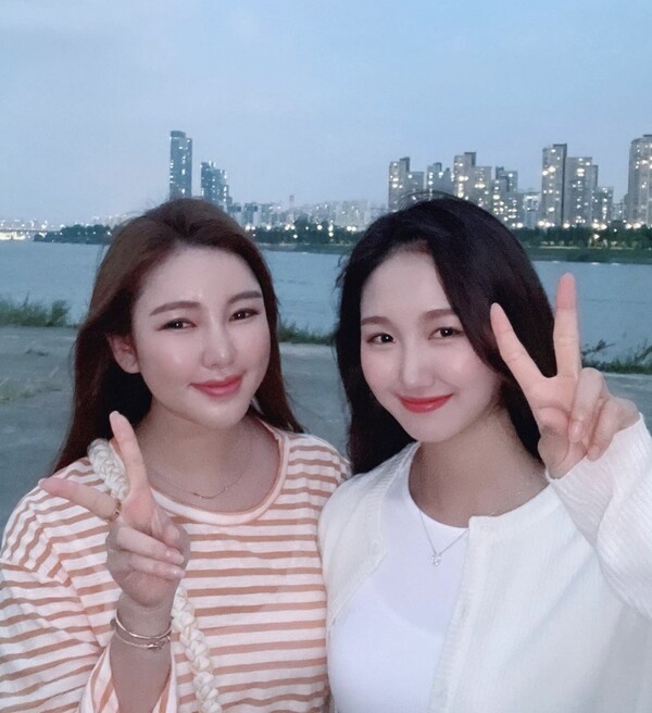 ▲ 송가인(왼쪽)이 조카 조은서를 응원하고 나섰다. 제공|포켓돌스튜디오