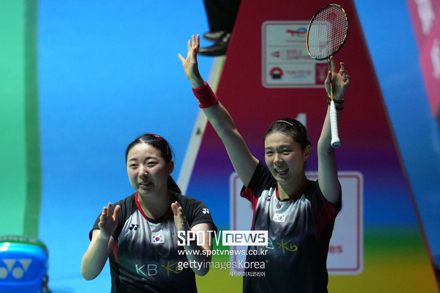 ▲ 2022 BWF 배드민턴 세계개인선수권대회 여자복식 결승 진출을 확정한 뒤 환호하는 김소영(오른쪽)과 공희용
