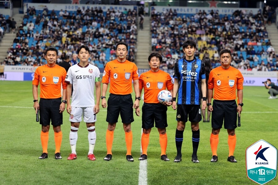 ▲ FC서울 나상호(왼쪽 두 번째)는 주장 완장의 무게를 너무나 잘 알고 있었다. ⓒ한국프로축구연맹