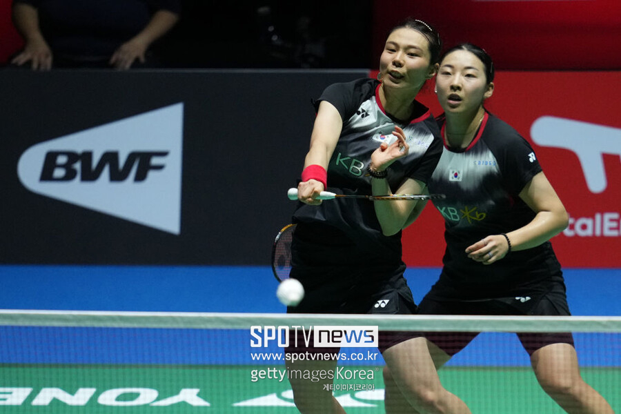 ▲ 2022 BWF 배드민턴 세계개인선수권대회에서 경기를 펼치는 김소영(앞)과 공희용