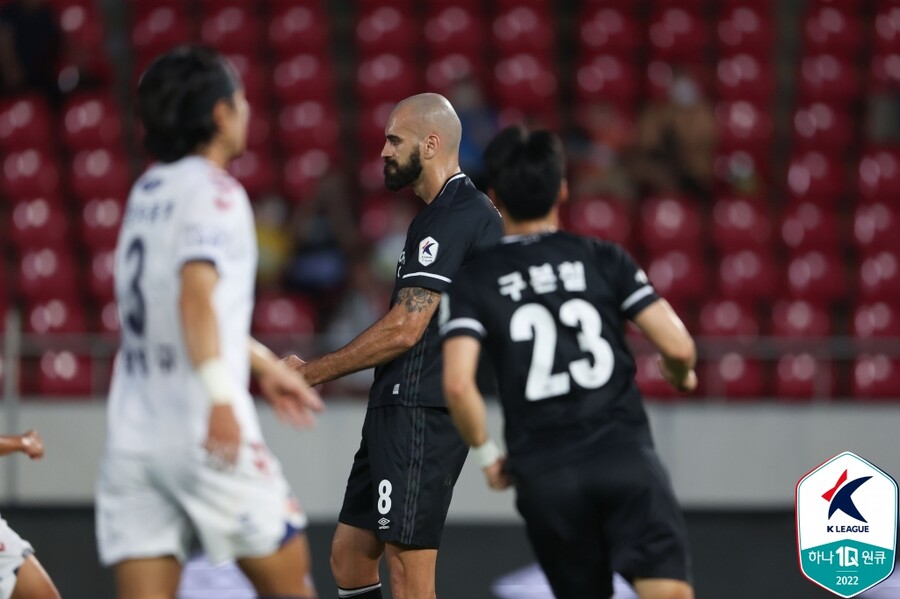 ▲ 성남FC가 뮬리치와 팔라시오스의 골로 수원FC를 2-1로 꺾었다. ⓒ한국프로축구연맹