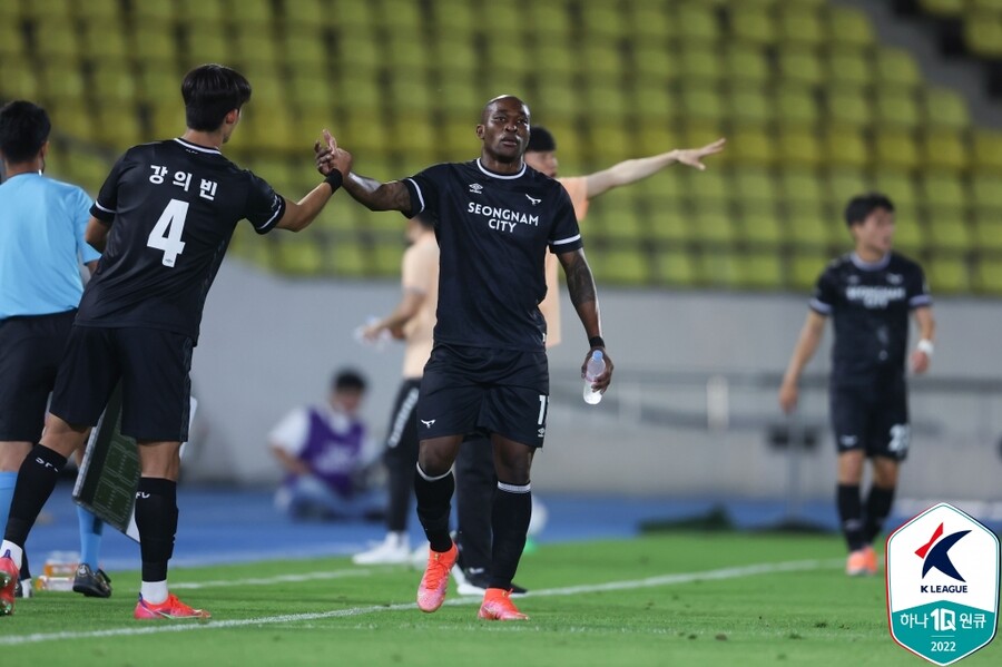 ▲ 성남FC가 뮬리치와 팔라시오스의 골로 수원FC를 2-1로 꺾었다. ⓒ한국프로축구연맹