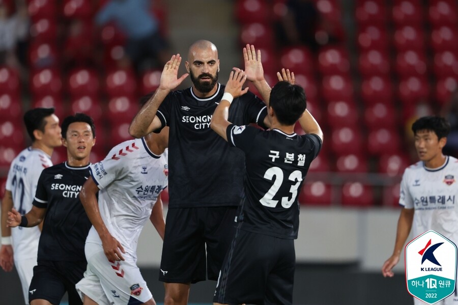 ▲ 성남FC는 수원FC전에서 몸을 던지며 승점 3점을 가져왔다. 관중들은 성남 구단의 존속을 바라는 문구를 새겨 올렸다.  ⓒ한국프로축구연맹