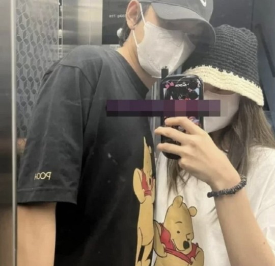 ▲ 뷔, 제니로 추정되는 남녀의 커플 사진. 출처| 온라인 커뮤니티