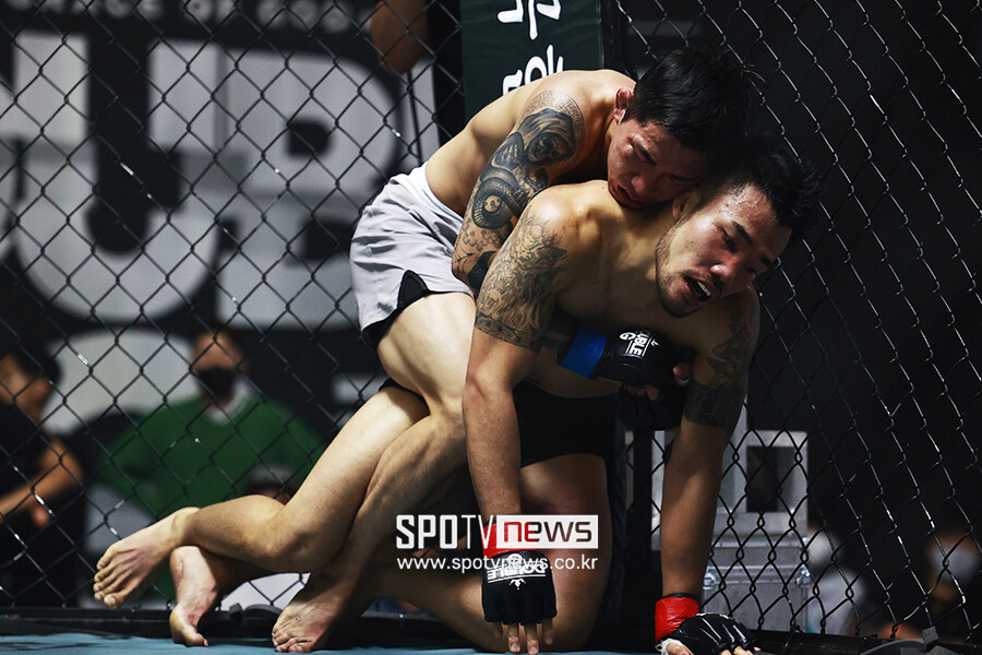 ▲ 박찬수가 방재혁에게 3-0 판정승을 거두고 더블지FC 페더급 챔피언에 올랐다. ⓒ더블지FC 제공