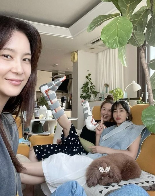 민지영, 죽다 살아난 오토바이 사고에도 웃네…팔다리 깁스 후 "힐링"