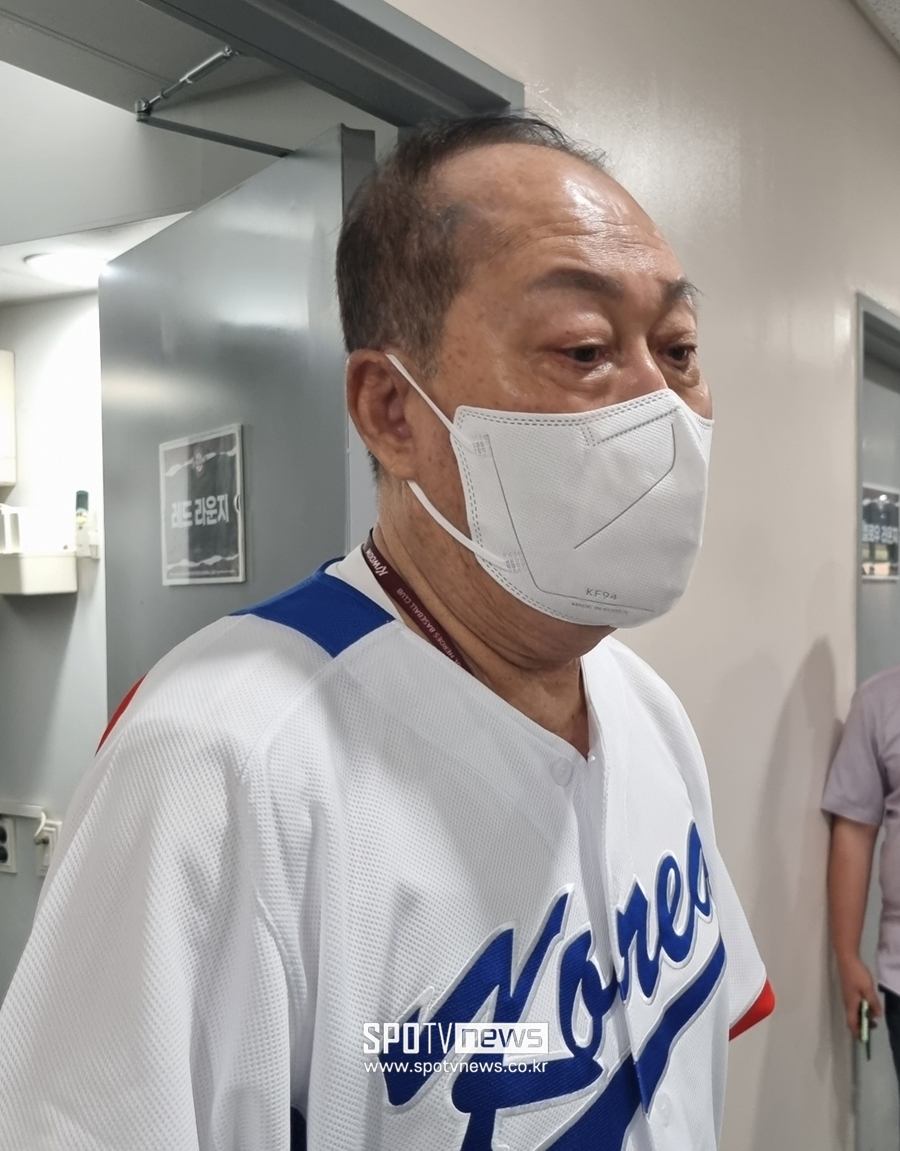 ▲ 인터뷰 중인 김인식 감독. ⓒ고척, 박정현 기자