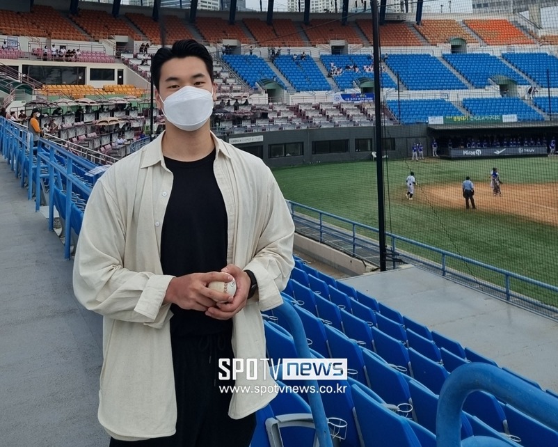 ▲ 덕수고 후배들을 응원하기 위해 봉황대기가 한창인 목동구장을 방문한 전이준. ⓒ목동, 박정현 기자