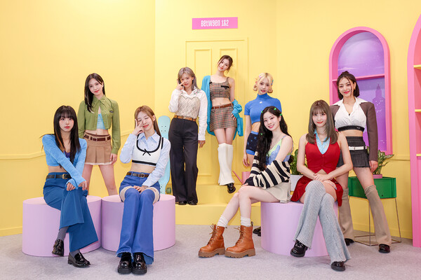 트와이스, 2022 첫 완전체 컴백 비하인드 컷 공개 "더 큰 사랑으로 보답하겠다"