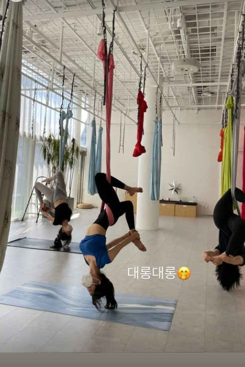 '쌍둥이맘' 한그루, 대롱대롱 매달려 납작배+개미허리 자랑