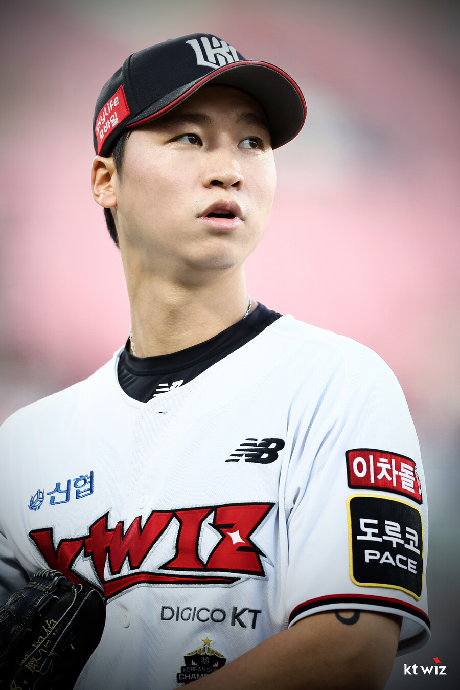 ▲ kt 엄상백이 커리어 하이인 7이닝 13탈삼진 무실점 호투로 LG 강타선을 잠재웠다. ⓒ kt 위즈