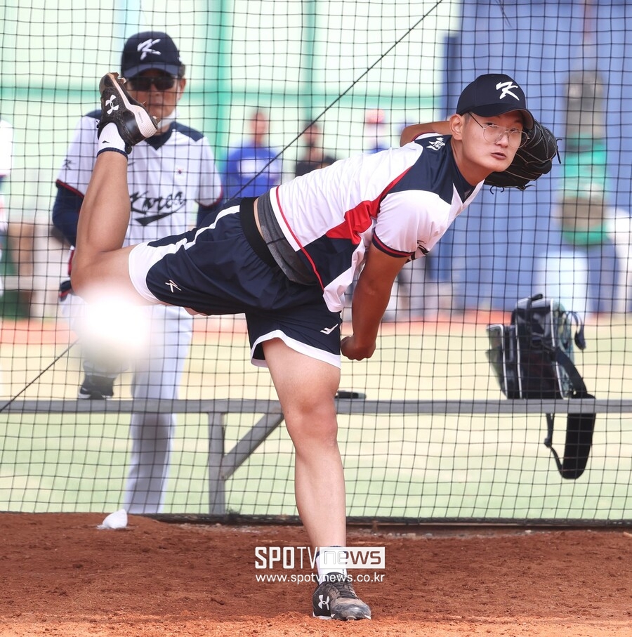 ▲ 김서현(앞)의 투구를 최재호 감독이 지켜보고 있다. ⓒ곽혜미 기자