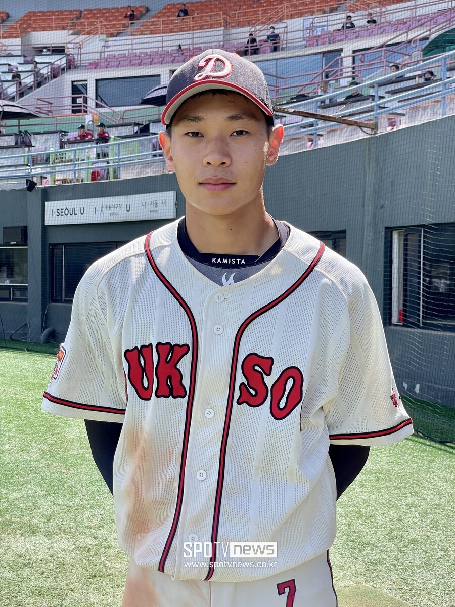 ▲덕수고 3학년 이승원이 2일 목동구장에서 열린 봉황대기 16강전 경남고전이 끝난 뒤 인터뷰에 응하고 있다. ⓒ목동, 최민우 기자