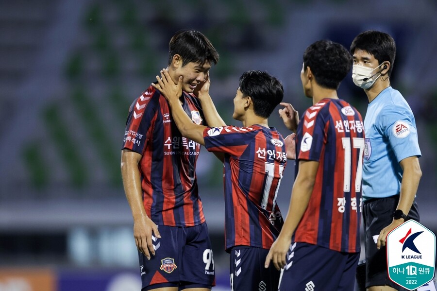 ▲ 선제골을 터트린 이영준, 축하하는 이승우. ⓒ한국프로축구연맹