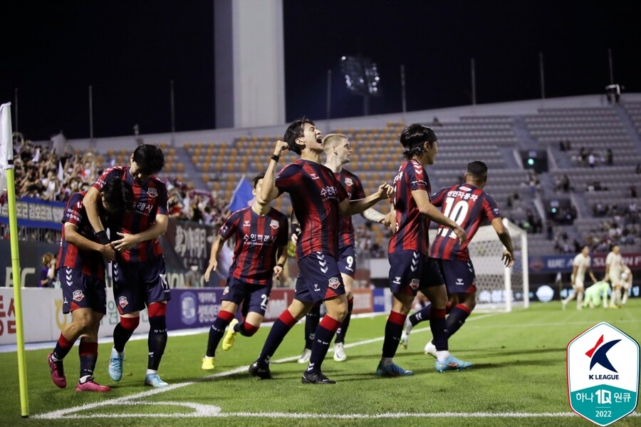 ▲ 극적인 무승부를 거둔 수원FC. 홈 팬들 앞에서 기뻐하는 선수들. ⓒ한국프로축구연맹