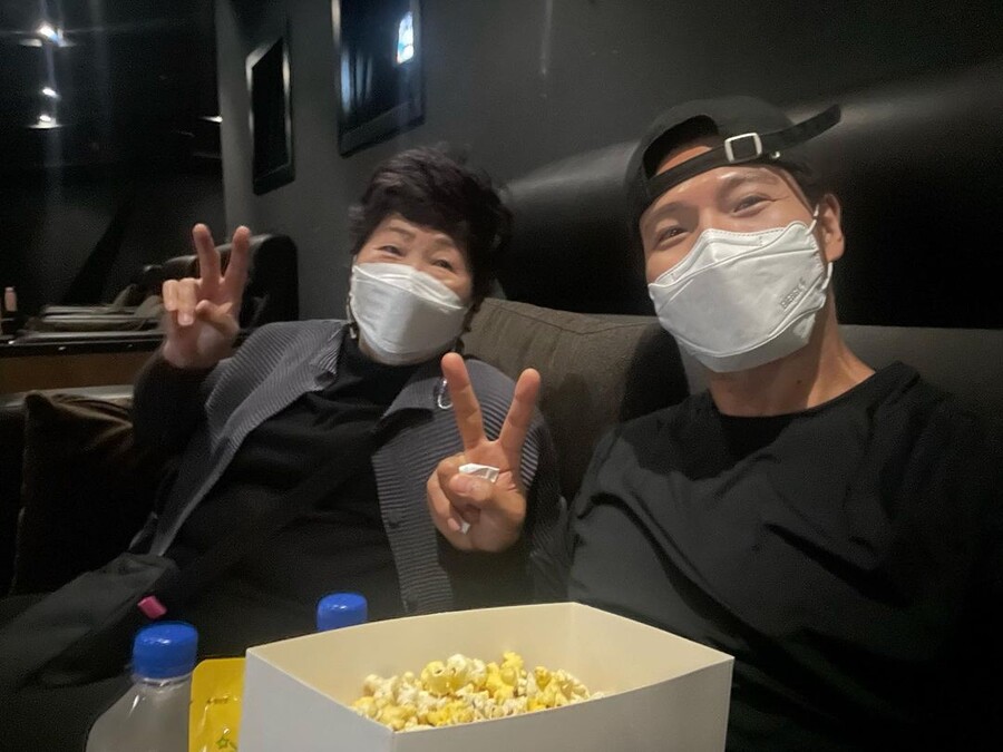 김종국, 팝콘은 허락해도 콜라는 용납 못했네…'미우새' 하차 母와 극장 데이트