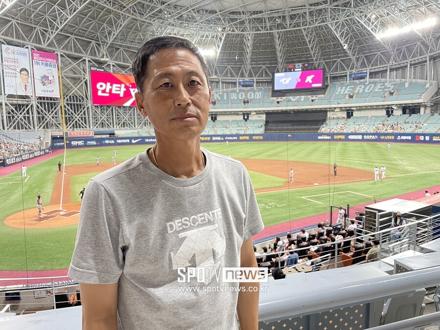 ▲덕적고 정재준 코치가 지난 2일 고척스카이돔을 방문했다. ⓒ고척, 최민우 기자
