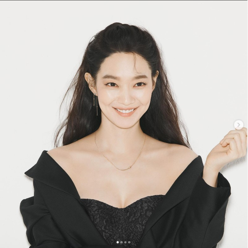 '김우빈♥' 신민아, 깊게 파인 드레스로 볼륨감 과시…섹시+러블리 모범 답안