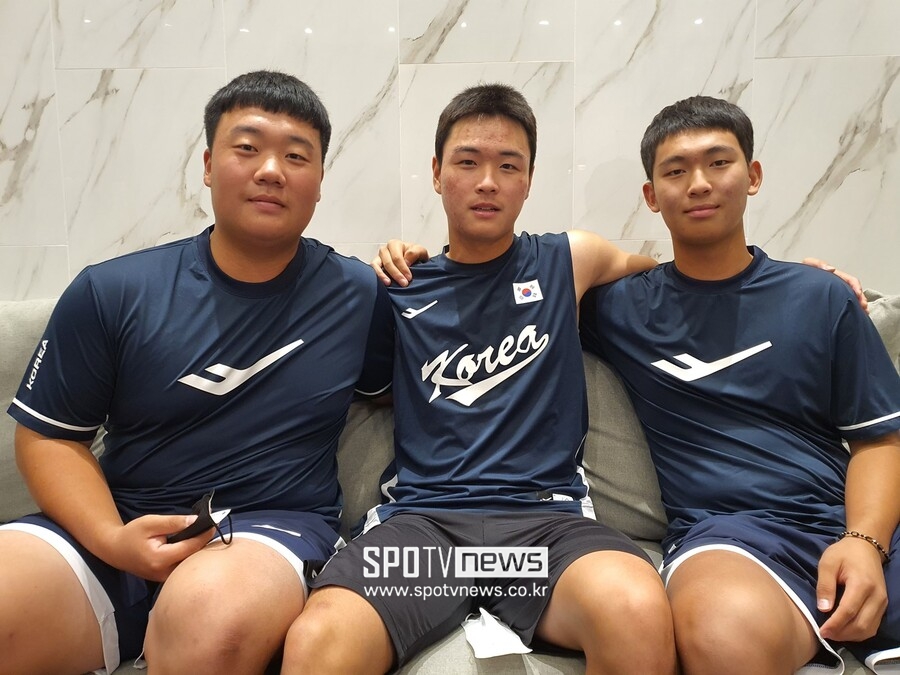 ▲ 경남고 3학년 동기생으로 청소년 태극마크까지 함께 달게 된 김범석과 김정민, 신영우(왼쪽부터). ⓒ고봉준 기자