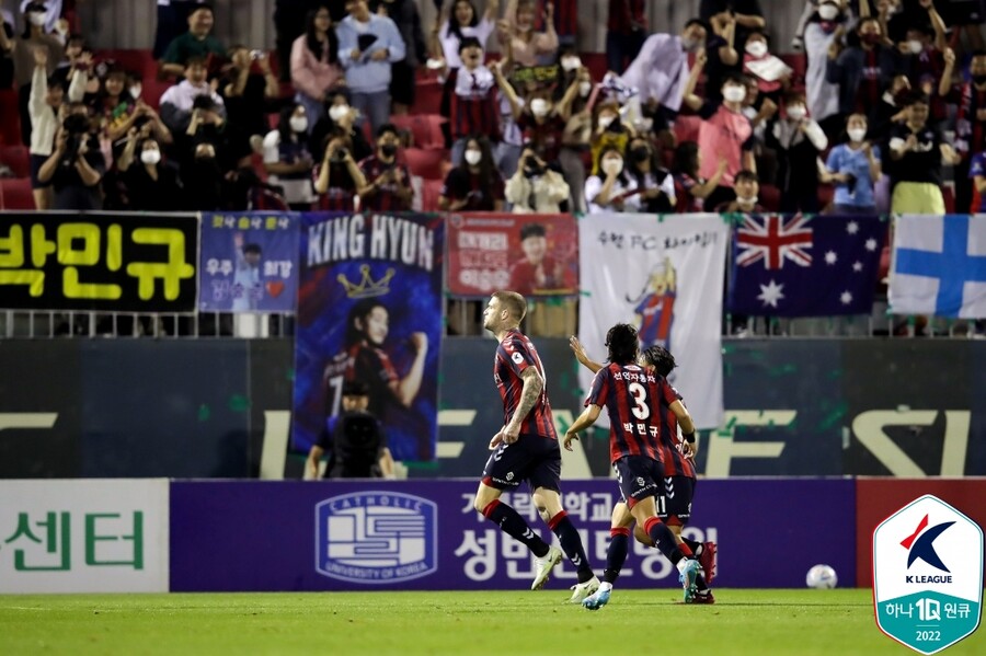 ▲ 라스의 첫 골에 힘입어 앞서나간 수원FC. ⓒ한국프로축구연맹