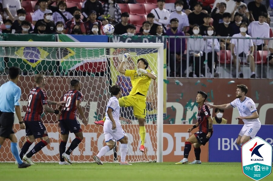 ▲ 포항전 선방쇼로 팀의 무실점 승리를 지킨 박배종. ⓒ한국프로축구연맹