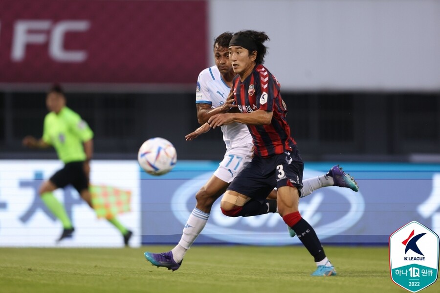 ▲ 경기장 전역에서 맹활약한 수원FC 수비수 박민규. ⓒ한국프로축구연맹