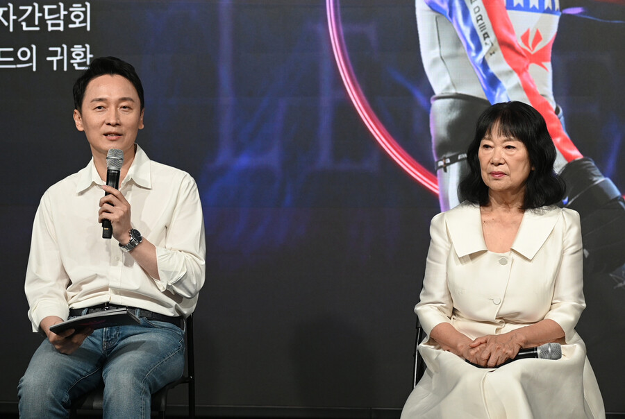 ▲ 故김성재 아바타 기자간담회에 참석한 김성재 어머니 육미영 여사, 김상균 교수. 제공| 페르소나스페이스, 갤럭시코퍼레이션.