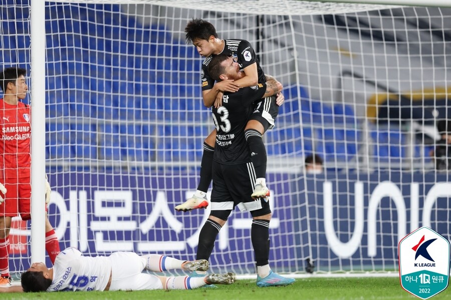 [현장 REVIEW] '190cm 묵직한 결승골' 울산, 수원 1-0 제압…전북과 10점 차 선두