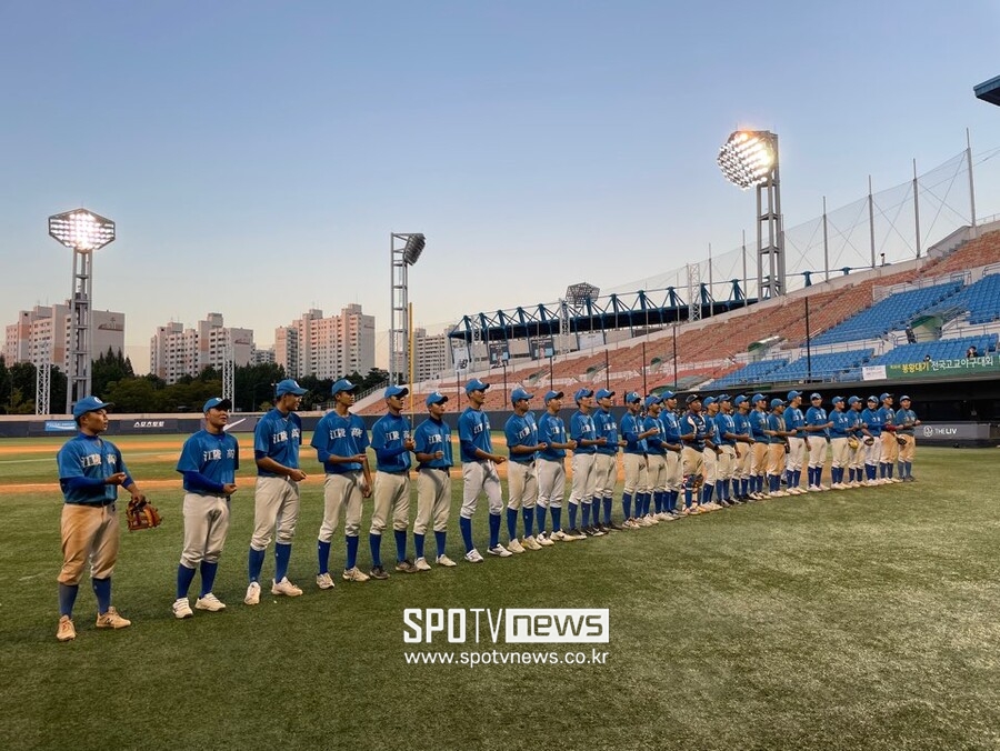 ▲강릉고 선수들이 7일 목동구장에서 열린 봉황대기 유신고와 8강전을 마친 뒤 세리머니하고 있다. ⓒ목동, 최민우 기자