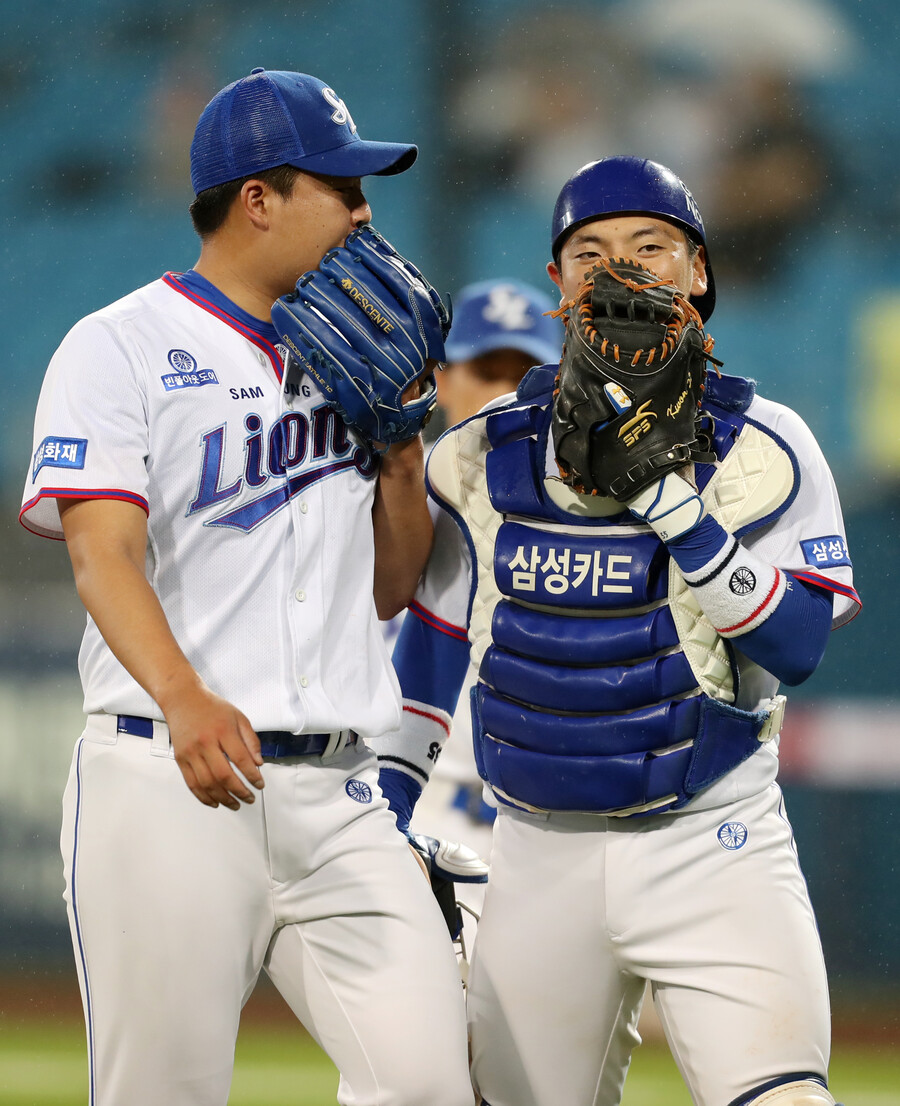 ▲ NC 다이노스에서 다시 만나는 투수 심창민(왼쪽)과 권정웅 ⓒ 삼성 라이온즈