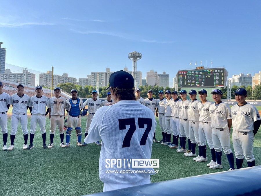▲강릉고 선수들이 8일 목동구장에서 열린 봉황대기 공주고와 준결승전을 승리한 뒤 코칭스태프와 이야기를 나누고 있다. ⓒ목동, 최민우 기자